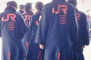 海外「日本は絶対に変わらないでくれ」 JR職員のコートがカッコ良すぎると話題に