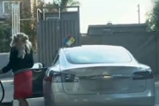 【動画】女さん、電気自動車でガソリンスタンドに来てしまう