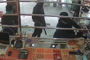 【タイ】銃を持った4人組の強盗を1人で撃退した店主がすごい動画。