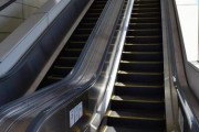 【衝撃動画】エスカレーターで調子に乗った女さん、逝くwwwwwwwwwwwwwwwwwwwwwwwwwwwwwwwwwwww