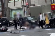 【動画有】右折ハイラックスとバイクが衝突し、男性死亡。ハイラックスの運転手はポケ手で降りてくる