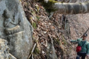 【岩手】登山中に「視線を感じる…」と見上げたら   霊峰・室根山の西側古道で、伝説の石仏“大日如来坐像”が発見される