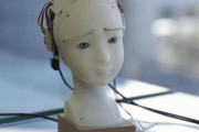 眼と眉の動きで感情を表現した日本人制作のロボットに海外大感動