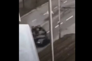 ウクライナ首都キエフでロシア軍装甲車が意図的に乗用車を踏み潰す！