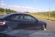 【馬鹿】無理な追い越しを仕掛けてみんなに迷惑をかけたメルセデス乗りの動画。