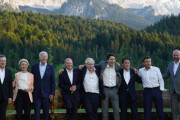 海外「ドイツで楽しそうに集合写真を撮っているG7のリーダー達」
