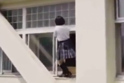 これがジャパニーズ忍者女子高生か・・・。忍者のごとく学校を登る女の子。海外の反応