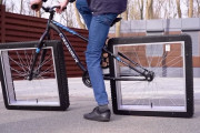 タイヤが真四角の形をした自転車が爆誕！ ちゃんと走れてて凄い！！