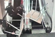 こんなん笑うわｗｗｗエスカレーターで大きなテーブルを運ぼうとした男たちがｗｗｗ