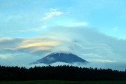 【神秘】富士山上空に超巨大な「吊るし雲」が出現し、話題に
