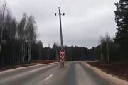 道路のど真ん中に突然現れる電柱。ロシアが2億円かけて整備した道路がこちら。