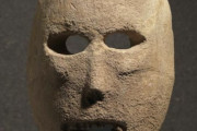 9000年前に作られた「石仮面」 旧石器時代から見つめるその不気味な眼差し　世の中のニュースで語ろうぜ！