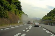 【動画】中央道で渋滞の最後尾に大型トラックが突っ込んでしまう事故。