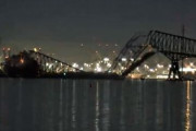 米メリーランド州で大型船が2.5kmの橋に衝突し崩落　7人不明　複数の車両が川に落ちる