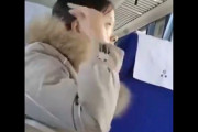 【動画】中国あるある、列車の座席で食べかすを後方にポイ投げするおばさん！