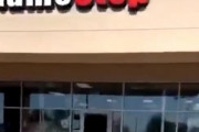 【動画】アメリカのゲーム屋さん、暴動で店中が荒らされてしまう