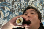 【画像】里崎さん、極太の恵方巻きを咥えてしまう・・・