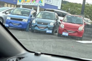 【画像】車に興味のない人は画面奥のゲオに注目して手前の軽自動車が笑っている事に気づかない。