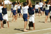 娘の運動会で６年生の組み立て体操見てたんだが、すごいね５５人ピラミッドとか