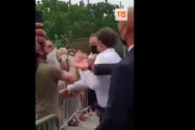 マクロン仏大統領、地方遊説中に走って有権者に駆け寄る→いきなりビンタｗｗｗｗｗ（動画）