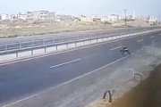【動画】クルド密輸業者の車を止めようとした警察官、もろにはねられてしまう。