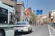 【動画】白の新型クラウンが路線バスに悪質な煽り運転...