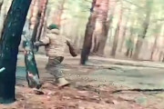 【動画】森の中でもロシア兵をドローンで追いかけるウクライナ。