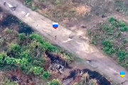 【動画】友好的なフリをして2人のロシア兵を倒したウクライナ。