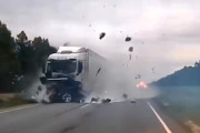 【動画】無理な追い越しに失敗したX5がバラバラになってしまう事故(((ﾟДﾟ)))