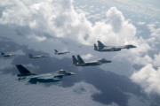 グアム付近を日米機が編隊飛行…空自F-15・F-2、米空軍B-1B・F-15・F-16が参加！