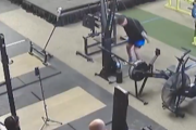 【悲報】ジムで筋トレしてたおっさん、近くでトレーニングを始めた客にブチギレるｗｗｗｗ