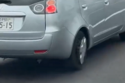 【動画】タイヤがクネクネになった状態で走る車が発見される…これは脳がバグる