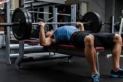 【悲報】早朝にジムでベンチプレスしてた人、死亡してしまう…