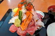 【画像】このレベルの海鮮丼にいくらだせる？