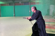 【悲報】居合の達人、バッティングセンターのボールを斬ってしまうwwwwwwwwwwwwwwwww