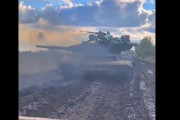 南部戦線で攻撃前進するウクライナ軍戦車…砲塔もグルグル(動画)！