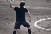 元阪神・下柳氏、ソフトボールの始球式で「グラブ投げパフォーマンス」を披露