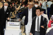 【阪神】岡田監督ら優勝旅行メンバーがハワイから帰国　100人弱のファンが関空出迎え