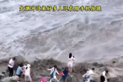 【動画】氾濫する中国の川が自撮りに集まった人たちを一掃する光景・・・