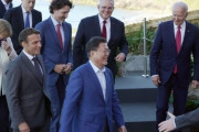 韓国人「G7での文在寅の服装が議論！」ブレザー姿でノーネクタイの文在寅は『儀典事故？』その真相とは‥　韓国の反応