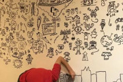 授業中の落書きで怒られてたイギリスの9歳、親に励まされ絵師になる！
