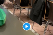 【悲報】マックで女子高生が席を立った瞬間、席移動しJKの「座席の匂い」を嗅ぐオッサンが撮影されるｗｗｗｗｗｗ
