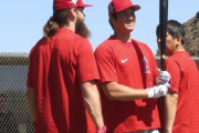 【MLB】大谷、キャンプ初日から二刀流調整　１４０Ｍ柵越えで両手ガッツポーズ「へへへっ」