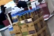 【動画】 スーパーでサラリーマンがガチギレ、バイト女子を大声で怒鳴りつける衝撃動画が流出