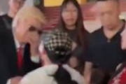 【中国】トランプのモノマネ芸人に中国人のオバサンが激怒、発狂「トランプは中国に制裁を課している」「写真を撮るな」