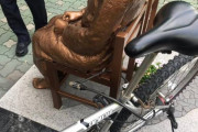 【怒報】韓国「親日派の子孫だ！少女像に自転車を鍵ロックした男が警察を逆告訴！」