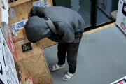 【動画】35歳まんさん、とんでもない方法で無人販売所の現金を窃盗するも現行犯逮捕される