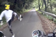 【栃木】琴平峠の奇行種。走行中のバイクに蹴りを入れてくるヤバい男が撮影される。