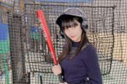 【画像】バッティングセンターに行った女子高生、胸に巨大ボールを詰めてしまう