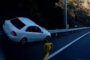 【動画】中央道で壁走りしてしまったベンツがすごすぎて草ｗｗｗｗ